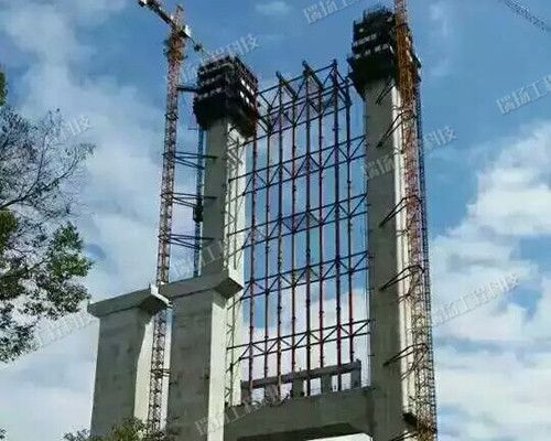液壓式自爬模板