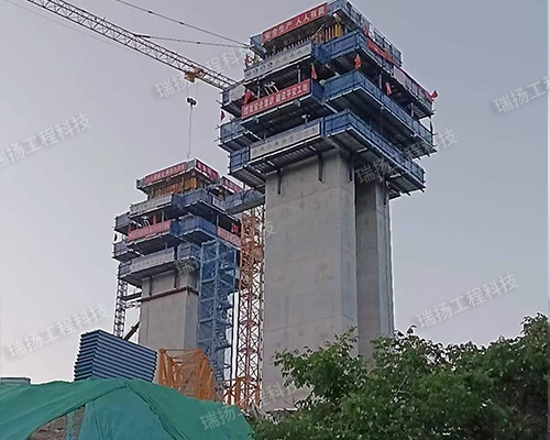 液壓自爬模